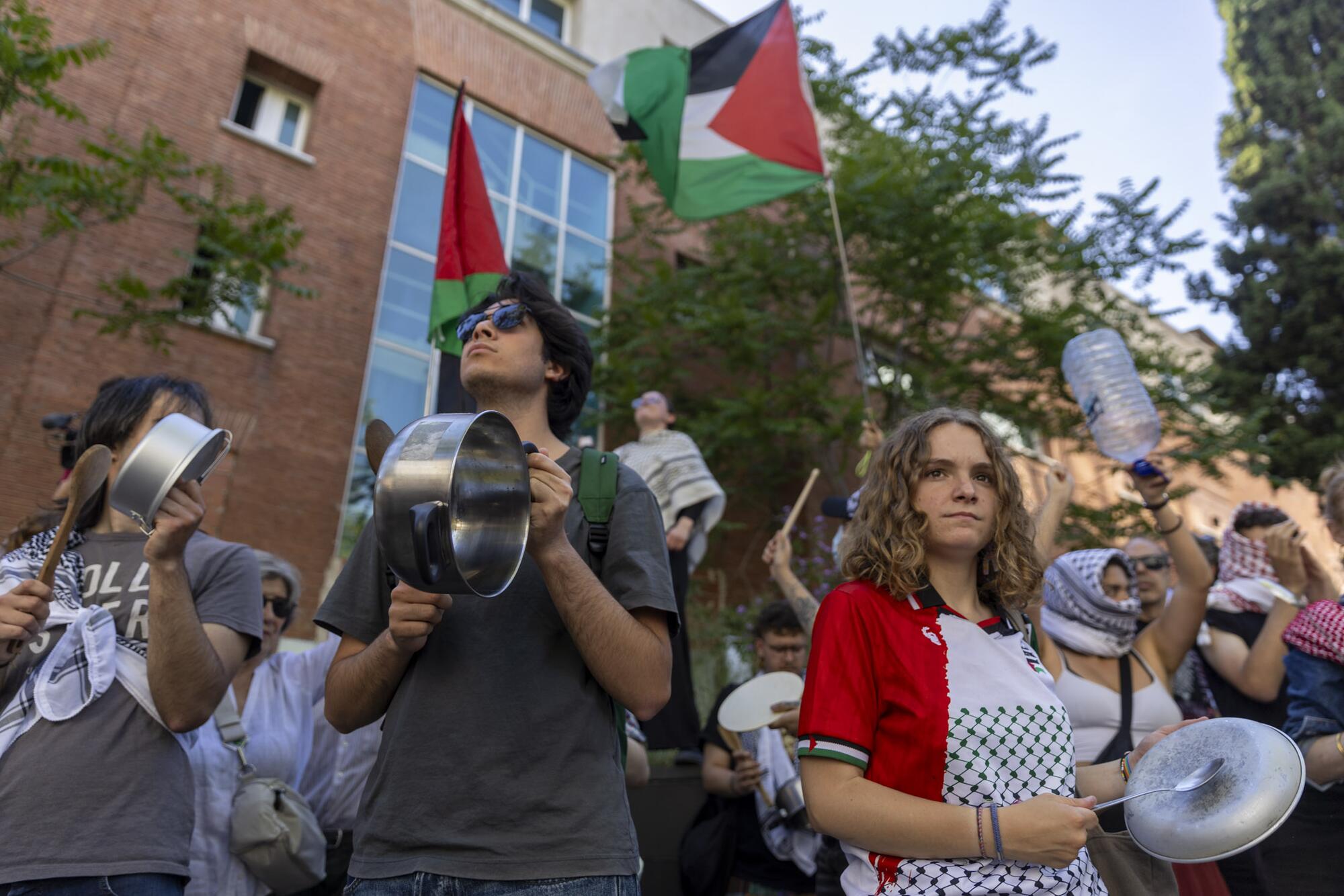 Cacerolada frente a la Embajada de  Israel - 2